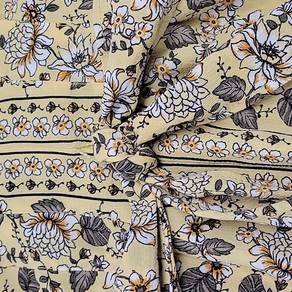 Yellow floral front tie blouse - Picture 5 of 6